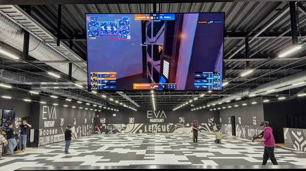 Salle EVA — écran géant et zone de jeu